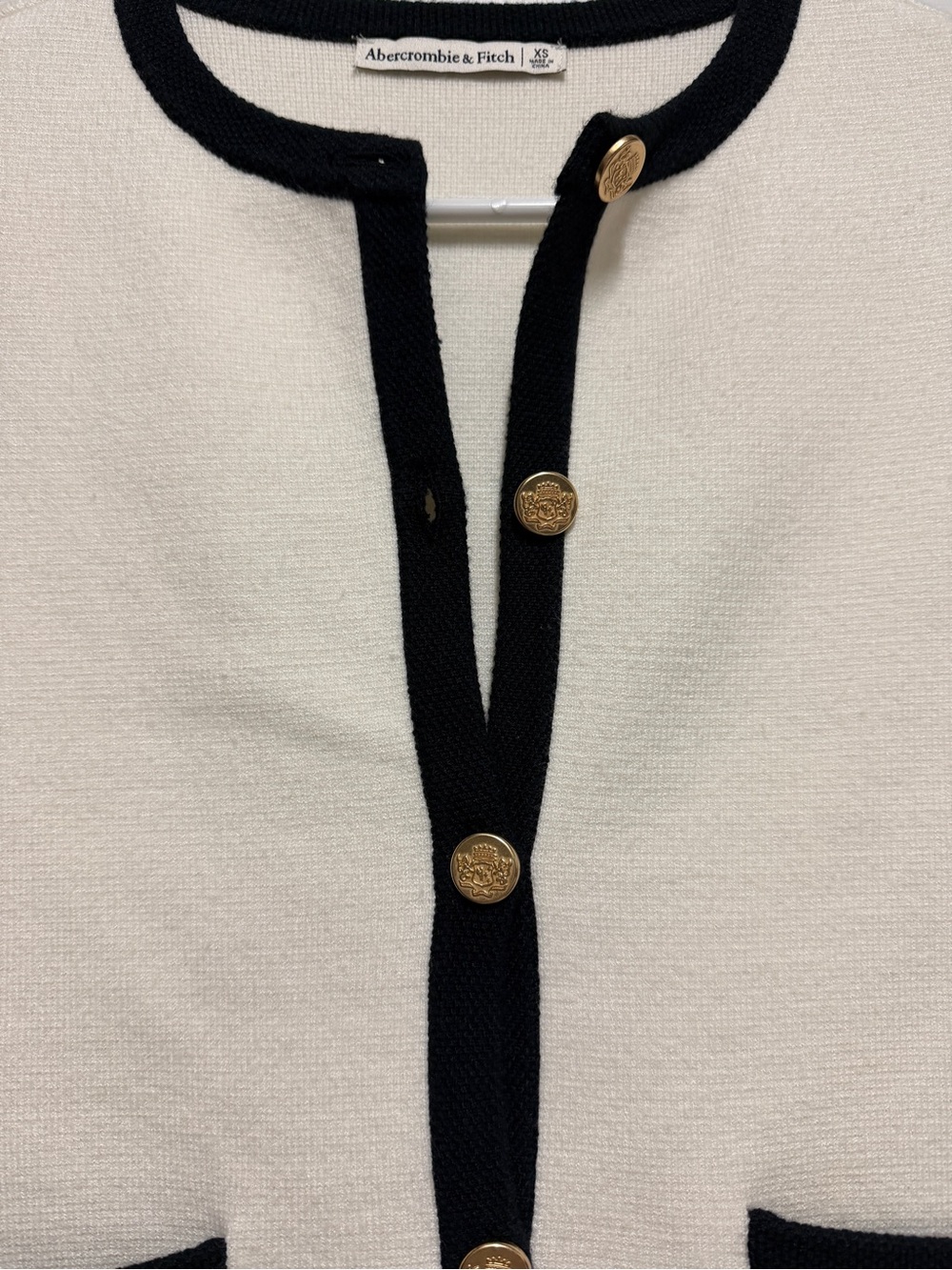 Abercrombie & Fitch Cream Short-Sleeve Cardigan with Black Trim - Picture 5 of 7